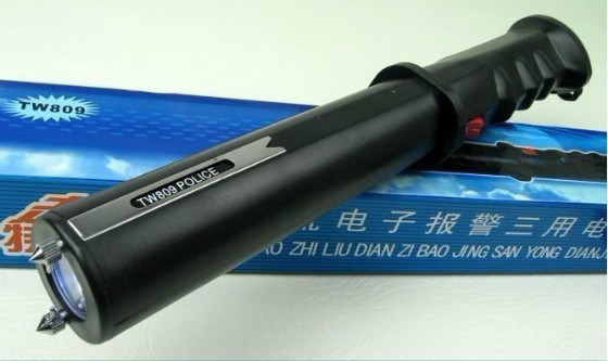 809中長(cháng)型高壓電擊棍
